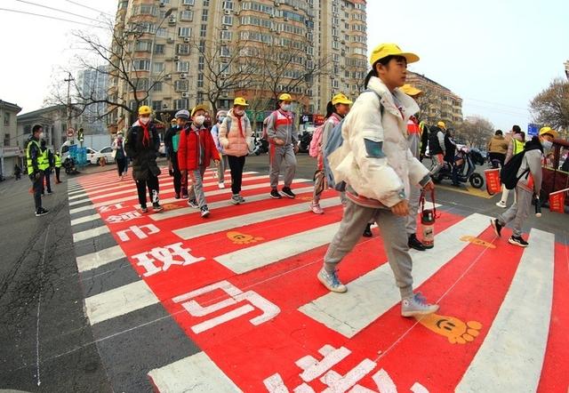 济南市首条“红领巾斑马线”宣布正式启用