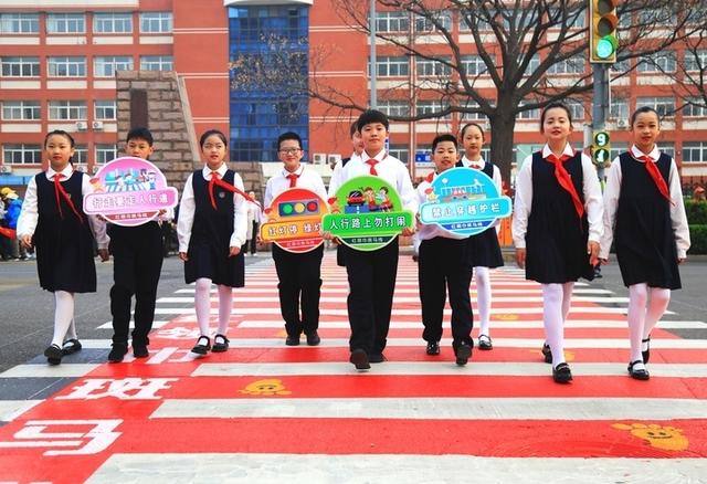 济南市首条“红领巾斑马线”宣布正式启用