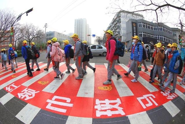 济南市首条“红领巾斑马线”宣布正式启用