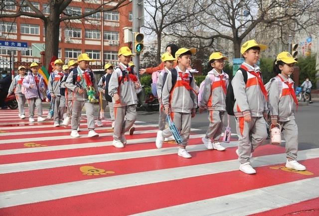 济南市首条“红领巾斑马线”宣布正式启用