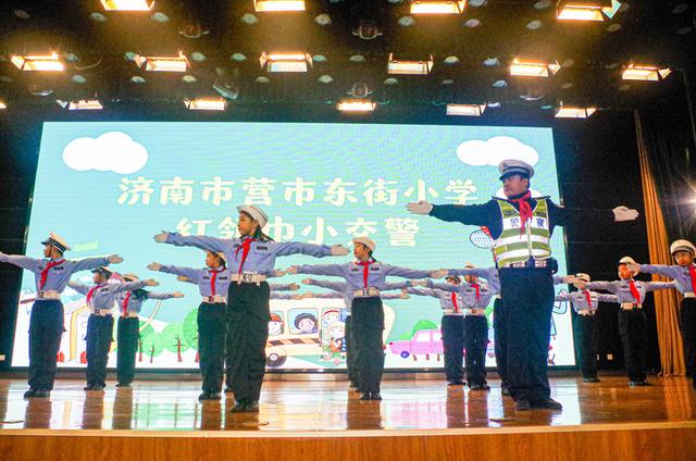 济南市首条“红领巾斑马线”宣布正式启用