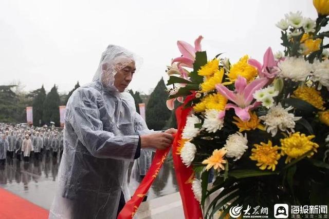 济南市政府在济南革命烈士陵园英雄广场举行山东省2023清明祭英烈暨党团（队）主题活动