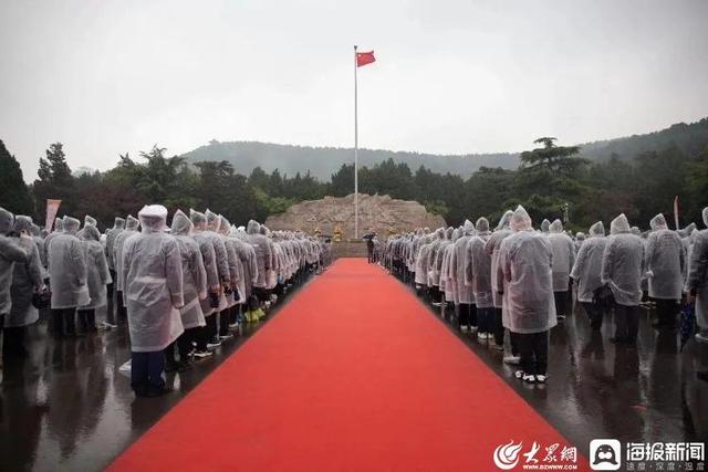 济南市政府在济南革命烈士陵园英雄广场举行山东省2023清明祭英烈暨党团（队）主题活动