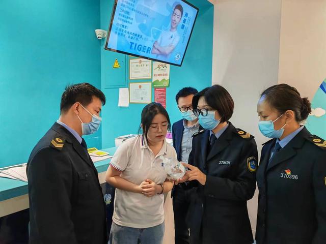 济南市历下区卫生计生监督所走进辖区内一大型城市综合体,零距离送法、普法,提高商企卫生管理意识