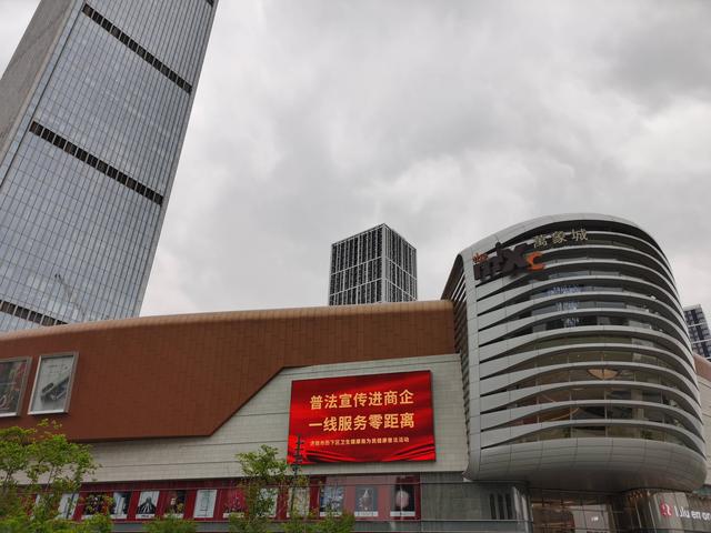 济南市历下区卫生计生监督所走进辖区内一大型城市综合体,零距离送法、普法,提高商企卫生管理意识