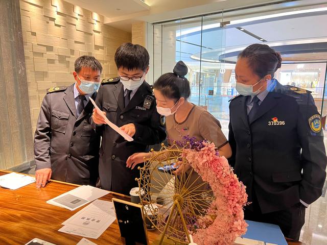 济南市历下区卫生计生监督所走进辖区内一大型城市综合体,零距离送法、普法,提高商企卫生管理意识