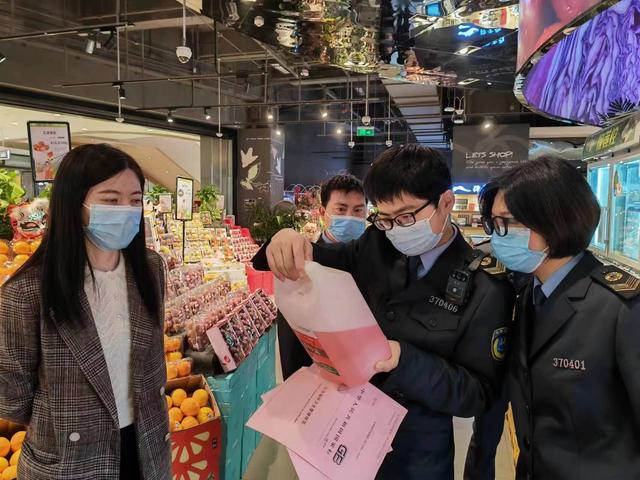 济南市历下区卫生计生监督所走进辖区内一大型城市综合体,零距离送法、普法,提高商企卫生管理意识