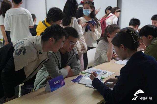 济南高新区与山东大学联合开展的“千名硕博进高新——山东大学研究生实习实践活动”在山东大学千佛山校区进行校园宣讲