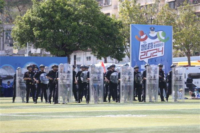 深圳公安举行“走进轨道公安”专场活动 邀请市民体验警营生活