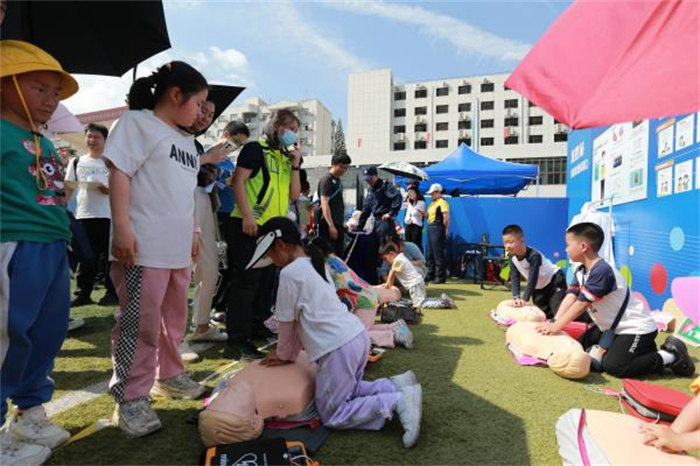 深圳公安举行“走进轨道公安”专场活动 邀请市民体验警营生活