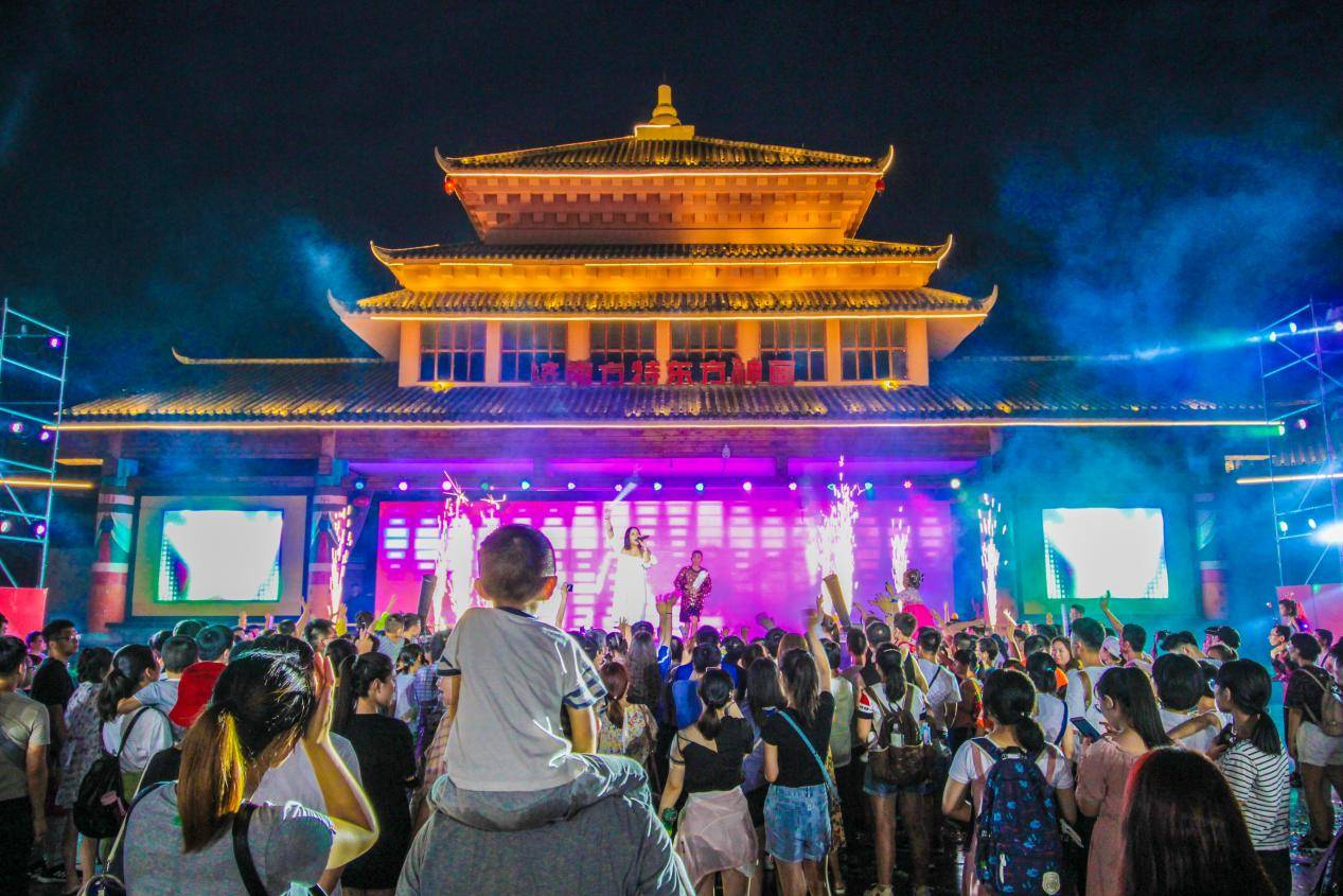 五一期间，济南方特将开启为期5天的电音超燃夜，仅售199元的五一预售特惠票联袂登场