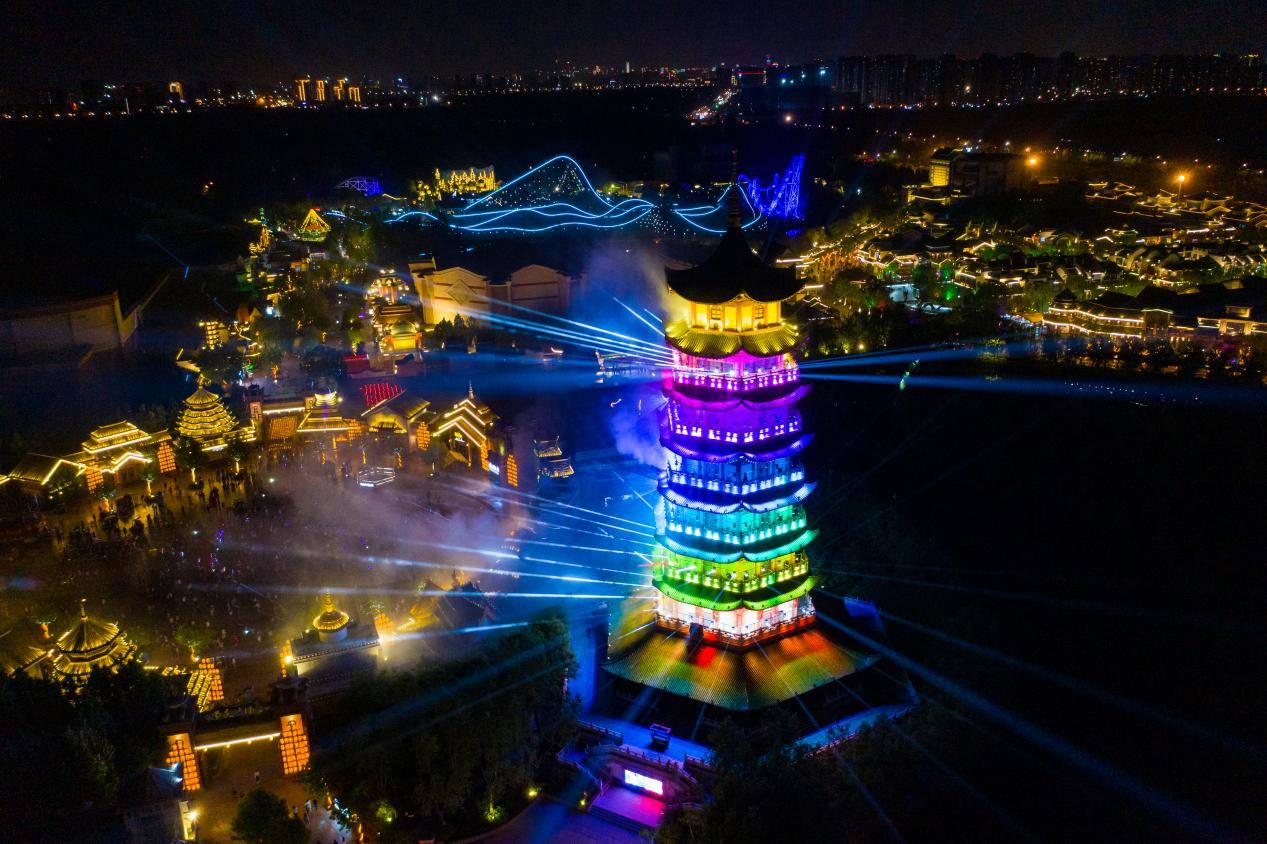 五一期间，济南方特将开启为期5天的电音超燃夜，仅售199元的五一预售特惠票联袂登场