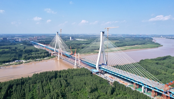 G104京岚线济南黄河公路大桥合龙在即。中交世通重工供图华龙网发