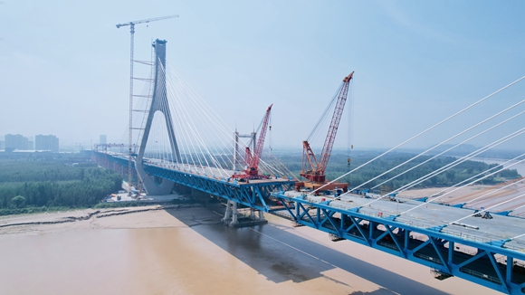 G104京岚线济南黄河公路大桥悬拼作业中。中交世通重工供图华龙网发